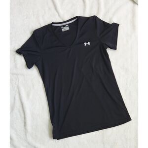 Black semi-fitted v-neck heatgear tee